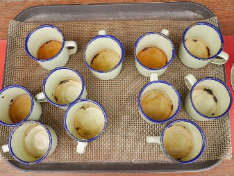 Skida sve mrlje od kafe i čaja koje nikako ne možete da operete: Iskoristila je jedan proizvod koji nikada ne biste pomislili da sipate na sudove