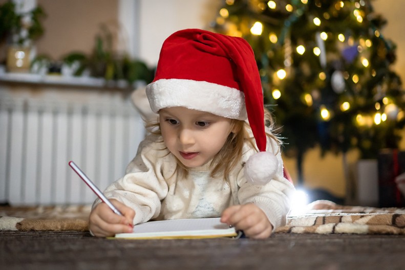 "Mama kaže da ove godine nećeš doći": Devojčica napisala pismo Dedu Mrazu, rasplakala i najtvrđa srca