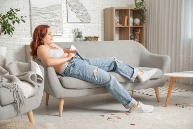 Ne možete da uđete u farmerice, jer ste se ugojili? Uz ovaj provereni trik ćete glatko stati u njih, žene su oduševljene!