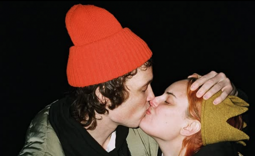 Verila se ćerka Brusa Vilisa: Izgovorila sudbonosno ,,da" poznatom muzičaru, ovakav verenički prsten još nismo videli