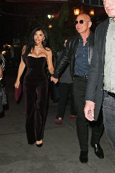 Najbogatiji čovek na svetu malo više popio, pa "dohvatio" plavušu verenici ispred nosa: Ona sve to vreme gledala, a njena reakcija je krajnje šokantna!