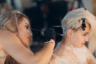 Srpkinje su odlepile za ovom frizurom: Vizuelno podmlađuje i prekriva sede, a lice čini blistavim