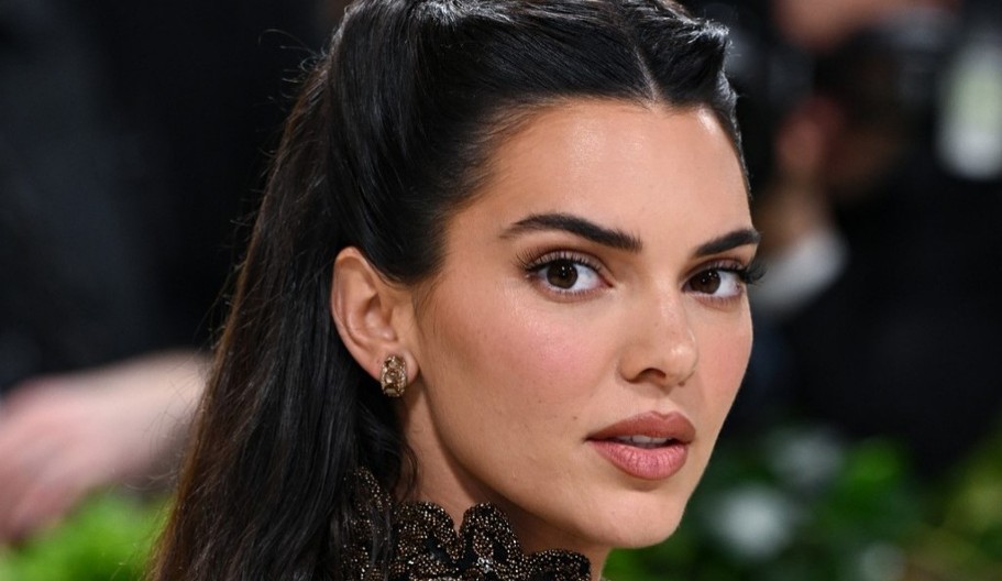 Ovakvu haljinu su nosile naše mame: Prefinjen dizajn koji pristaje svim ženama, a detalj na leđima je brutalan