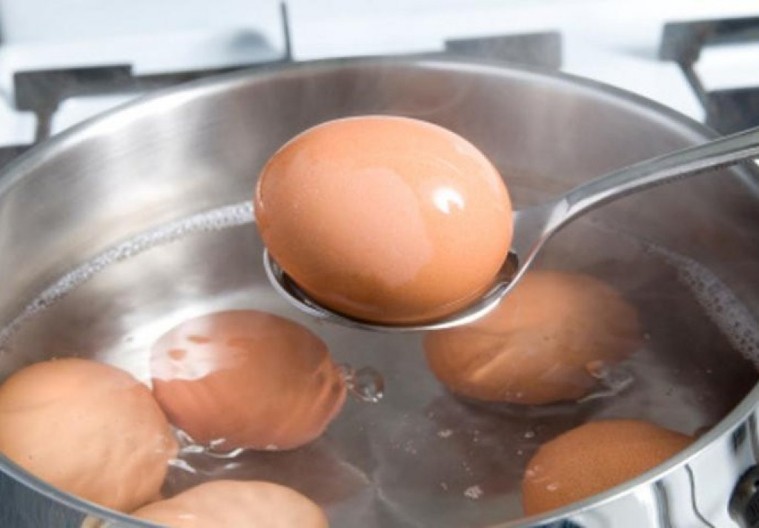 Skida se kao od šale, kada dodate ovaj sastojak: U 3 poteza očistićete kuvano jaje, ljuska se odvaja sama