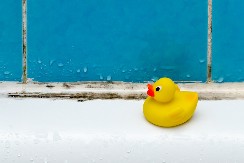 Očistite celo kupatilo za 100 dinara: Jeftino sredstvo garantuje blistav sjaj, zaboravite na kamenac i buđ