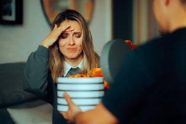 Pozlilo joj je od muke kad je otvorila poklon od svog kolege: Odmah je briznula u plač, a razlog će vas potpuno rastužiti