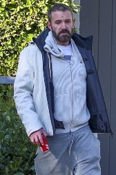 Utučen grlio voljenu osobu ispred kuće: Međutim, Ben Aflek njih nije očekivao, otkud FBI?