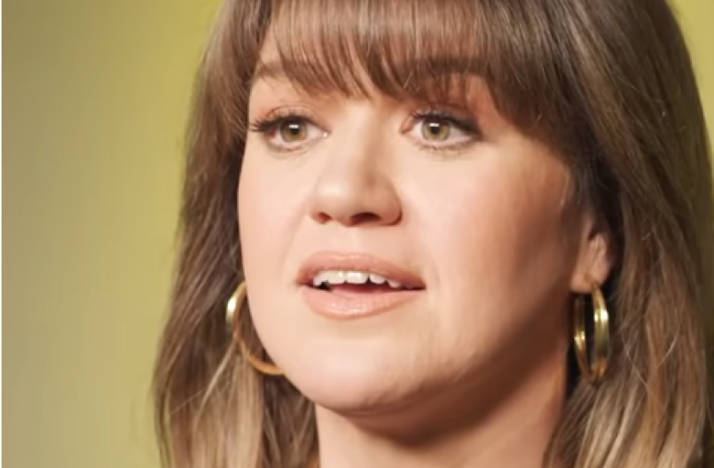 Crna haljina je neprevaziđena: Ima da se onesvestite kada vidite ovaj model, suptilan detalj prati linije tela i vizuelno sužava siluetu