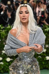 Kim Kardašijan rešila da menja život iz korena! Njena nova profesija podigla ogromnu prašinu u javnosti!