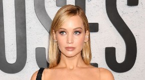 Stomak u vis, haljina na pod: Dženifer Lorens mamila poglede u crnoj toaleti, a ovaj detalj je svima privukao pažnju