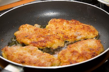 U šta treba meso prvo da se uvalja kada se pohuje? Najbitniji korak svi preskoče, a zbog njega je najhrskavija korica