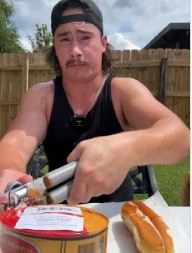 Probao najsmrdljiviju hranu na svetu i jedva se oporavio: Morao 3 puta da se tušira i ribao pribor varikinom, "i muve su se razbežale"