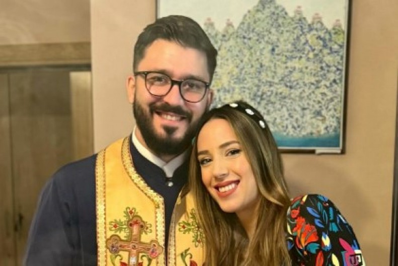 Danica Crnogorčević i suprug Ivan obeležili Aranđelovdan: Ona u jeleku, on u mantiji dočekuju goste