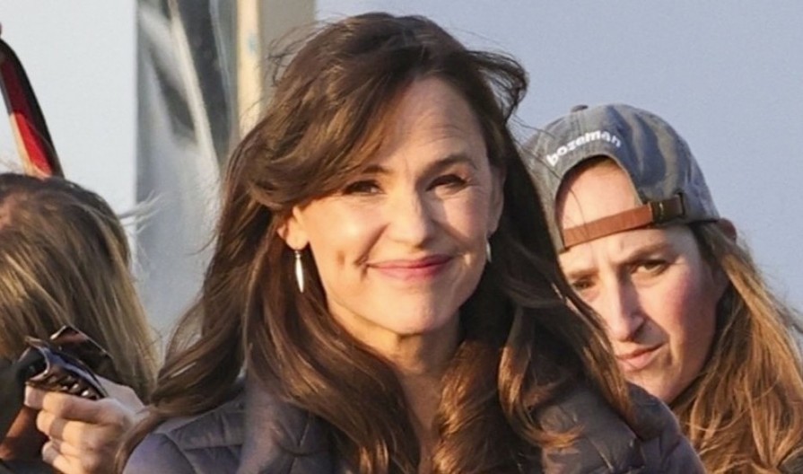 Nema više smrzavanja, ova jakna je zakon: Idealna za snežno i vetrovito vreme, a boja ne može biti lepša, uklapa se uz sve