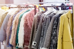 90-ih su bile najpopularnije, postale omražene, a sada... Vadite ih iz ormara, ovaj model jakne je opet IN