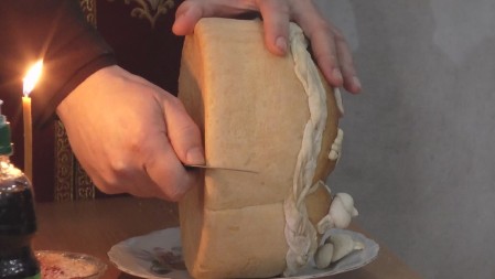 Sezona je slava, a mnogi vernici treba da znaju ovo: Sveštenik Vuk objasnio kako se pravilno lomi slavki kolač