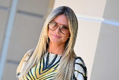 Nije krila bujni dekolte: Hajdi Klum izašla napolje u providnom donjem vešu, eksplicitnije od ovoga ne postoji