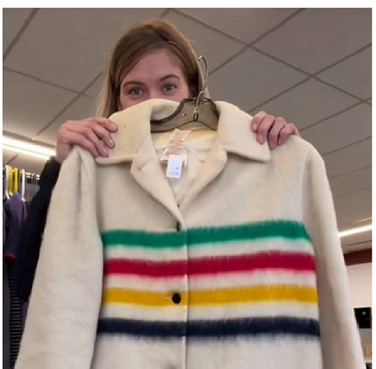 Kupila kaput u radnji polovne robe, a nije bila ni svesna da je osvojila pravu lutriju: Ono što je pronašla na Guglu raspametilo ju je