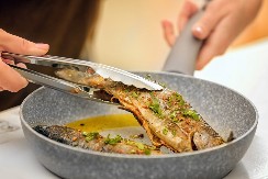 Miris ribe se neće danima osećati u kući: Tokom posta se često sprema, a problem ćete rešiti jednostavnim trikom!