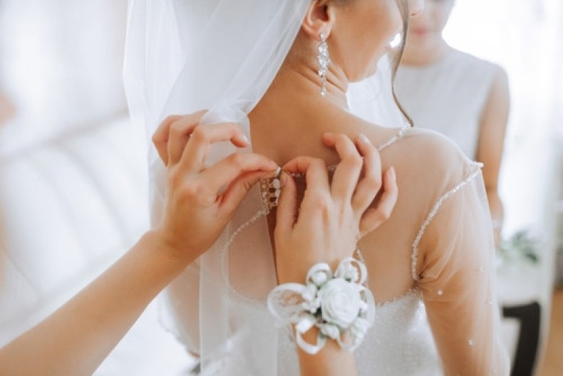 Nisam želela verenici mog brata da pozajmim venčanicu i za to imam debeo razlog: Sada se cela familija obrušila na mene samo zbog nje