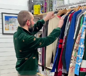 Najbolji modni ulov ikada: U radnji polovne robe kupili džemper za 4 evra, a kad su videli etiketu vrisnuli su od uzbuđenja