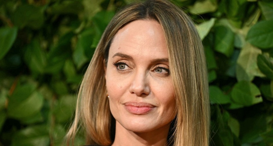 Aman ženo, dokle više? Anđelina Džoli se dohvatila jedne boje i ne skida je sa sebe, a posebno voli ovaj autfit