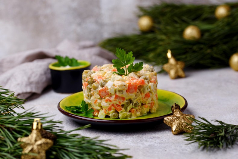 Žene u Srbiji se svađaju zbog ruske salate: Neke obavezno stavljaju u nju jedno voće, a većina kaže da taj recept ne podnosi!
