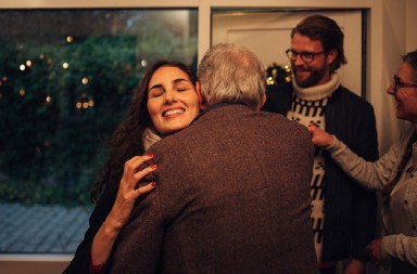 Glumi idealnu devojku samcima na porodičnim večerama tokom praznika: Od toga je zgrnula brdo para i razvila čitav biznis