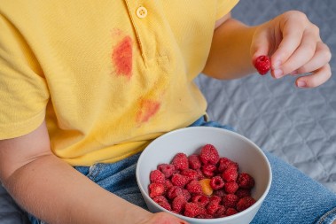 Sve fleke na odeći skidaju se jednim sredstvom: Svi ga imamo u kući, a nikada ne bismo pomislili na njega