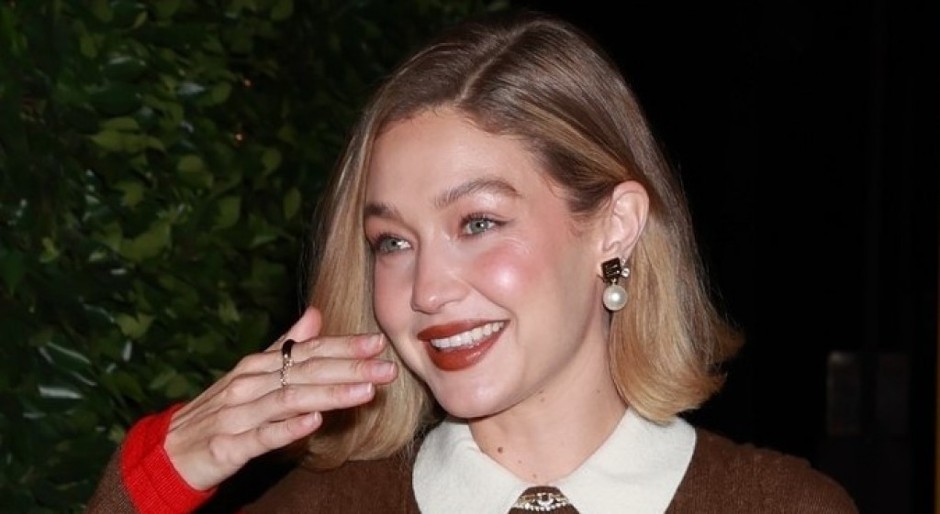 Najlepša kombinacija za sezonu proslava: Điđi Hadid iskombinovala fenomenalan džemper i prsluk, a tek kada vidite njenu suknju!