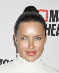 Ima rutinu koja joj pomaže, nije samo botoks: Šta Adrijana Lima jede da bi joj koža izgledala zdravo i mladoliko?