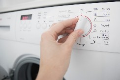 Uopšte ne stavlja prašak gde svi stavljaju, nego pronašla drugi način: Bolje se opere veš, skinu se sve fleke, a tek kako miriše