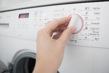 Uopšte ne stavlja prašak gde svi stavljaju, nego pronašla drugi način: Bolje se opere veš, skinu se sve fleke, a tek kako miriše