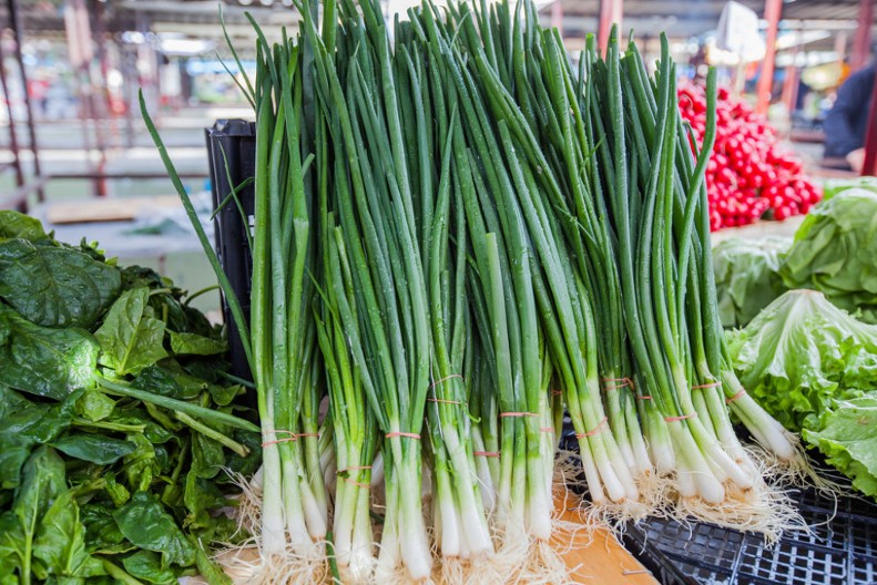 Svaki dan jedete mladi luk? Nećete verovati šta on radi vašem organizmu i zdravlju!