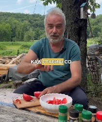 Srpski travar upozorava na grešku koju mnogi prave: Evo zašto ne treba da solite paradajz pre jela