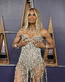 E, ovo je baš bilo neprijatno za gledanje! Pevačica morala rukama da "spašava" grudi da ne ispadnu iz korseta u kom je jedva disala!