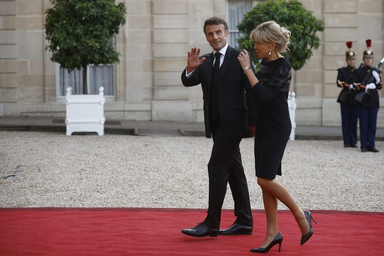 Makron "popio" šamar, svet se smeje – a Vedrana Rudan pita: Gde ste sad borkinje protiv nasilja? Licemerke šta se desilo...