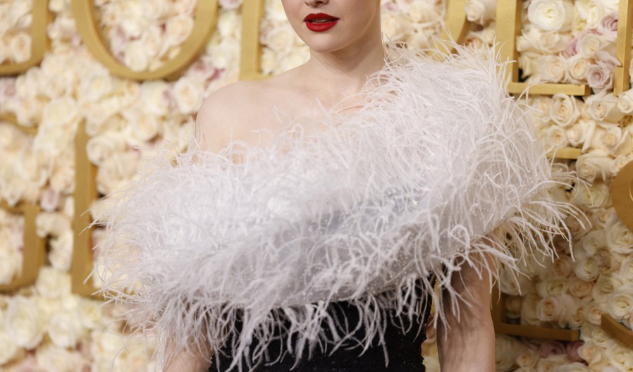 Aleksandra draga, zar i ti? Glumica prošetala polugola, grudi dala na izvolite, a šminka je ,,šlag na torti"