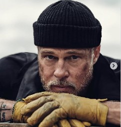 Bred Pit u novom izdanju šokirao fanove: Svi gledaju u sedu bradu i kožne čizme do butina, ali ono što je rekao o devojci Ines ostavlja bez teksta