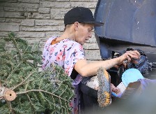 Jeziva sudbina poznate lepotice: Nekada je blistala na crvenom tepihu, danas kopa po kontejnerima i spava na ulici