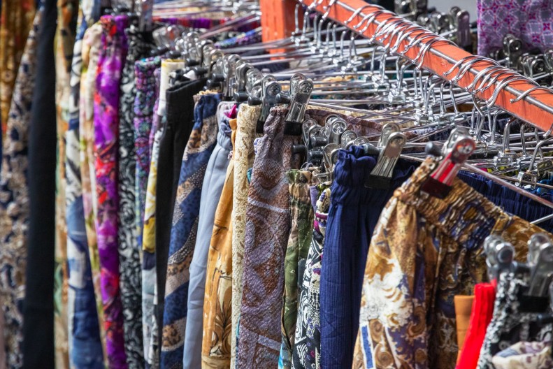 Da su mogli, neki bi zabanili ovu dužinu, a one se sada vratile: Najomraženije pantalone ponovo osvajaju ulice Beograda, Srpkinje ih izgleda obožavaju