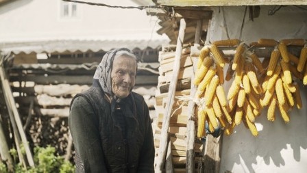 "Smišljaju kako da me proglase ludom": Veru pod stare dane, snaha i sin žele da izbace iz kuće, a iza svega se krije mučna priča