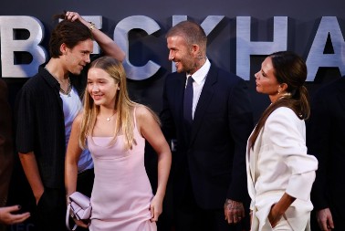 Smotala mlađanog Kruza Bekama, pa kada su je prozvali, ona se skoro pa uvredila: Zašto je pevačica u vezi sa 10 godina mlađim momkom?