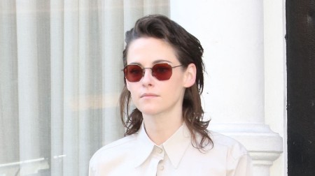 Bukvalno druga osoba: Glumica prošetala novu frizuru, ovo boju kose nismo davno videli, promena je drastična