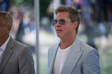 Seda kosa i brkovi, naočarama krije lice: Bred Pit u totalno drugačijem izdanju nakon razvoda od Anđeline, svi se pitaju gde je nestao frajer