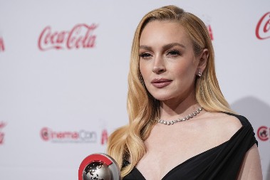 Ni trunke šminke, žena blista: Čuvena glumica na pragu pete decenije izgleda duplo mlađe, kune se u ove proizvode