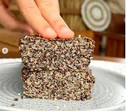 Bez glutena i kvasca: Domaći hleb koji ne goji, ne nadima i pun je ukusa - proverite zašto ga sad svi mese (RECEPT)