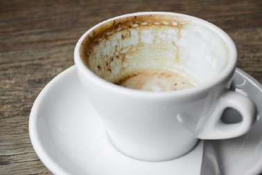 Fleka nestaje za 90 sekundi: Evo kako da se rešite upornih mrlja od kafe bez besomučnog trljanja sunđerom