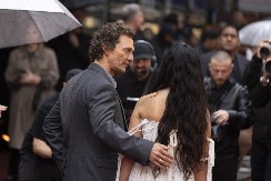 Nije normalno šta je radila svom sinu: Majka poznatog glumca je roditelj iz pakla i svekrva koju nijedna snaja ne bi poželela!