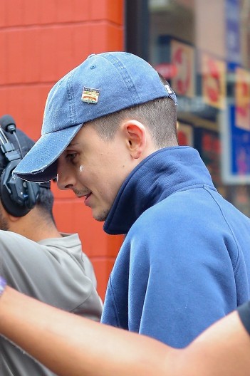 Omiljeni glumac obrijao glavu! Niko ga nije prepoznao kad je skinuo kapu, čovek ne liči na sebe!